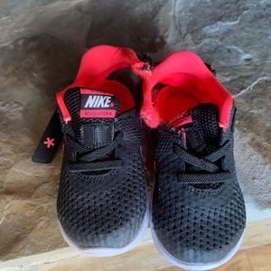 Nike Flyease Revolution 4